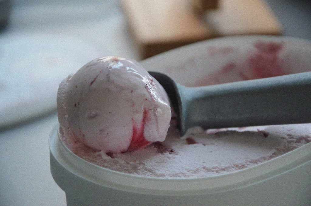 Raspberry ice cream (by trettondemars)